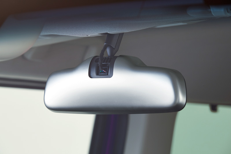 シルバーに塗装された「ルームミラーカバー」。価格は4320円