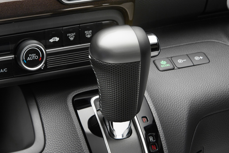 シルバー加飾とシルバーステッチを持つ本革製「シフトノブ」。価格は1万260円