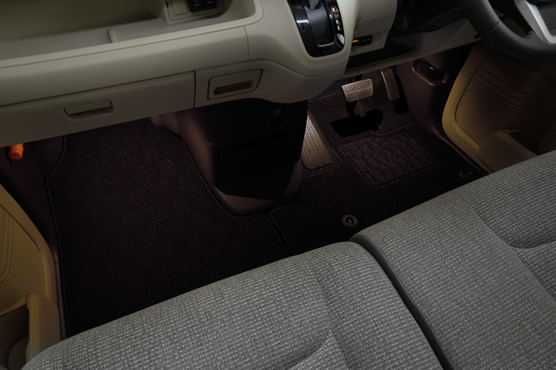 キャンドルホワイト色に光るLEDイルミネーションで足下を照らす「フットライト」。価格は1万800円