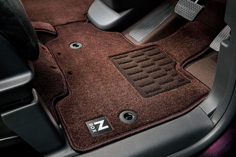 運転席用のヒールパッド、消臭・抗菌加工などを備える「フロアカーペットマット」は、深みのあるバーガンディ色で落ち着いた雰囲気を演出。フロント＆リアのセットで価格は3万6720円
