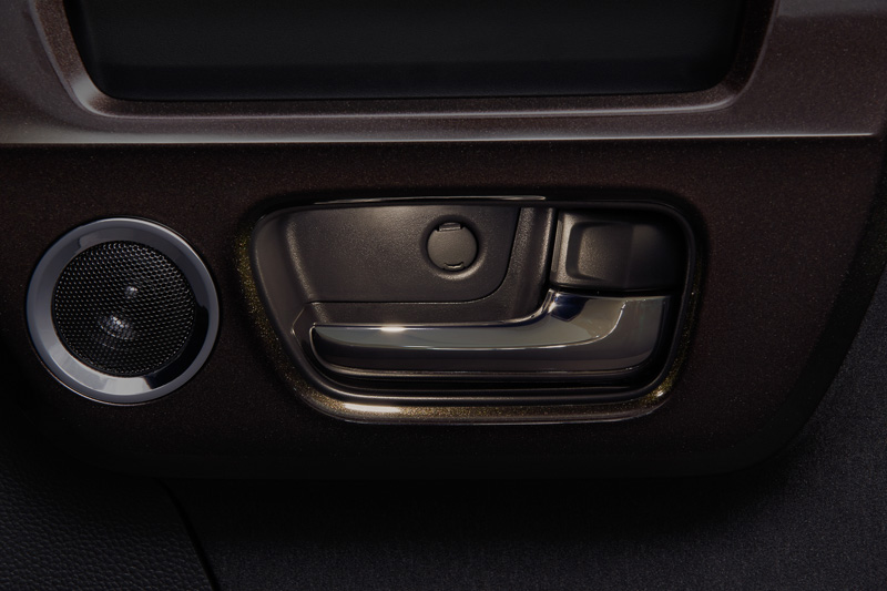 「インナードアハンドル＆ドアポケットイルミネーション」は、4灯タイプのベンチシート装着車用が1万4040円、3灯タイプの助手席スーパースライドシート装着車用が1万800円