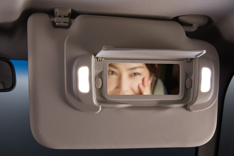 ミラーリッドの開閉に左右のライトが連動する「スタイルチェックライト」。ベージュ内装用とブラック内装用の2種類があり、価格は各9720円
