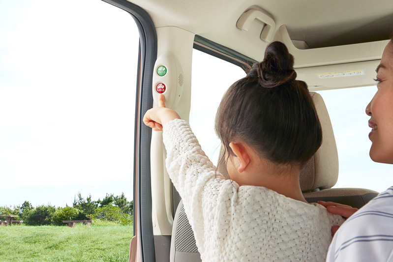 子供でも簡単に、楽しく電動スライドドアの開閉が操作できるようになる「メロちゃんボタン」。ボタンを押すとメロディが流れて開閉操作が行なわれたことが分かり、足下をLED照明が照らして乗り降りをアシストする。ベージュ内装用とブラック内装用の2種類があり、各2万1600円