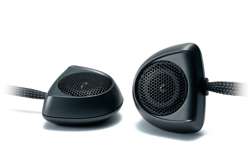 フロント2スピーカー＋フロント2トゥイーターの「ハイグレードスピーカーシステム」では、DDリニア磁気回路や独自の素材、形状で音源が本来持つサウンドを再生。N-BOX専用音響チューニング「音の匠」にも対応する。価格は3万240円