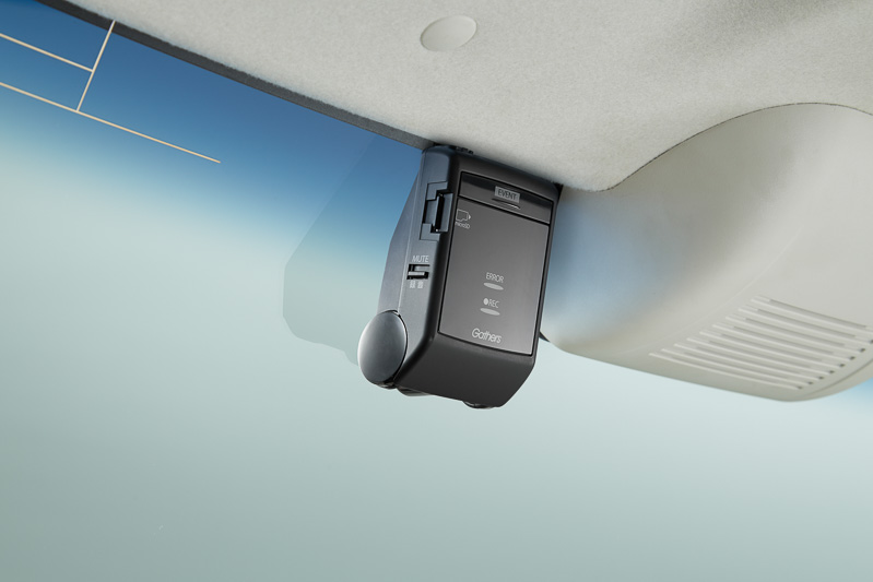 ナビ連動タイプで駐車時録画機能も備える「ドライブレコーダー」。価格は3万240円