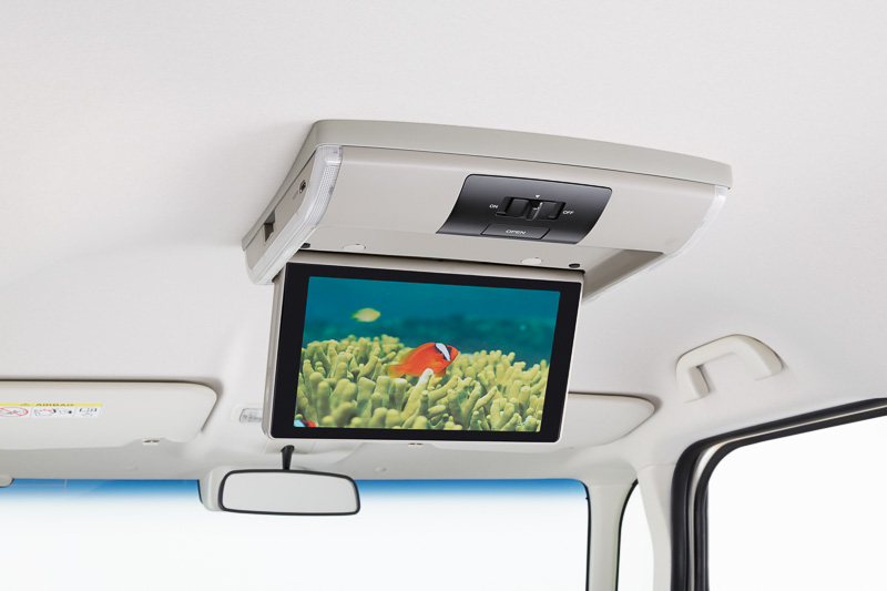 ルーフに固定する「11インチ リア席モニター（VM-155EN）」。地上デジタル放送やDVDビデオの映像が楽しめるほか、HDMIの入力端子も備えている。価格は9万5580円