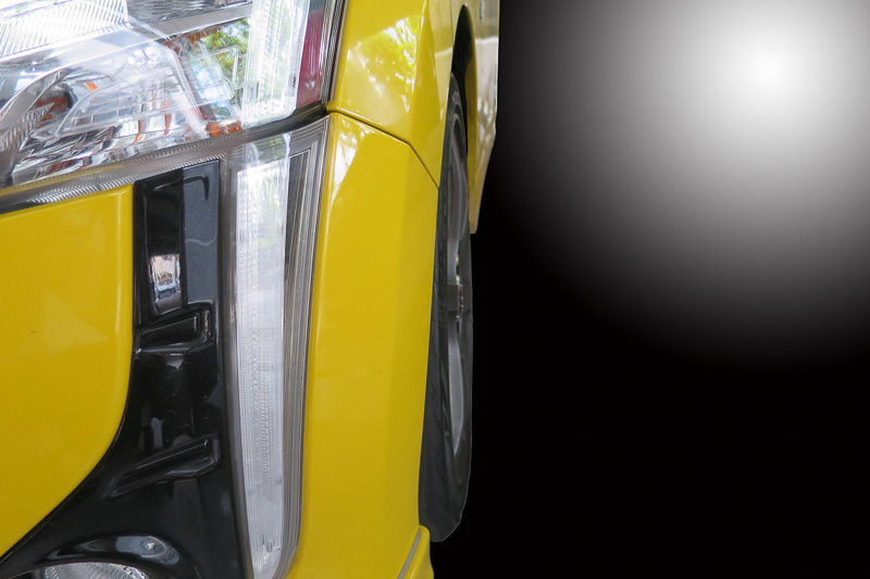 左が純正状態のフロントタイヤ。DRSのキャンバーボルトを装着してセッティング変更を行なうと、右のようにフロントタイヤのキャンバー角を2度までネガティブ方向に調整可能になる