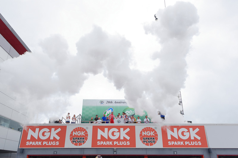 開業から20周年を迎えたツインリンクもてぎ。当日行なわれていた2＆4レースのなかで記念セレモニーが行なわれた