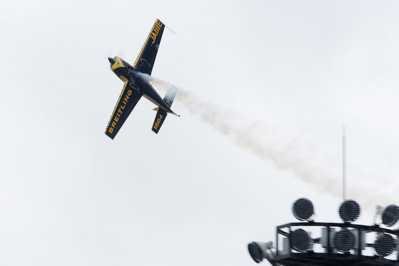 20周年セレモニー直前まで雨が降り、実施が危ぶまれたが、なんとか天候が持ち直し、室屋義秀氏がデモ飛行を披露。ツインリンクもてぎの上空を舞った