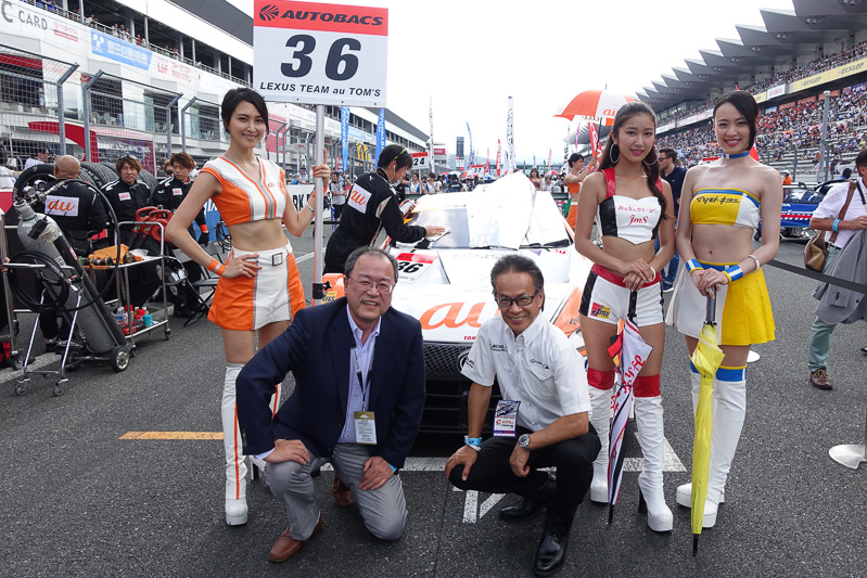 チームポイントのトップは36号車 au TOM'S LC500。第5戦富士ではKDDI株式会社 代表取締役社長 田中孝司氏（中央左）が、トヨタ自動車株式会社 専務役員 友山茂樹氏（中央右）とともに応援に駆けつけた