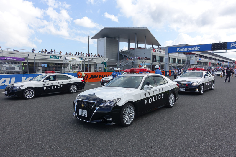 パレードラップには、SUPER GTを運営するGTアソシエイション 代表 坂東正明氏の地元密着＆交通安全という思いを込めて地元警察が登場する