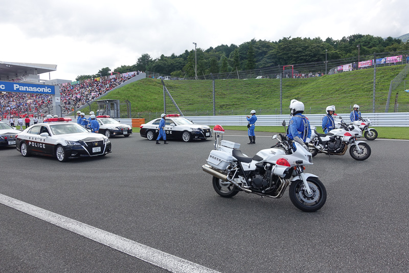 パレードラップには、SUPER GTを運営するGTアソシエイション 代表 坂東正明氏の地元密着＆交通安全という思いを込めて地元警察が登場する