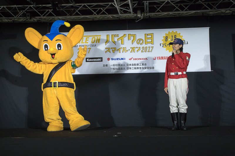 警視庁 女性白バイ隊「クイーンスターズ」と警視庁のマスコットキャラクター「ピーポくん」が登場。バイクの重大事故が多い時間帯は朝の通勤、通学時。そして夜間走行時とのこと