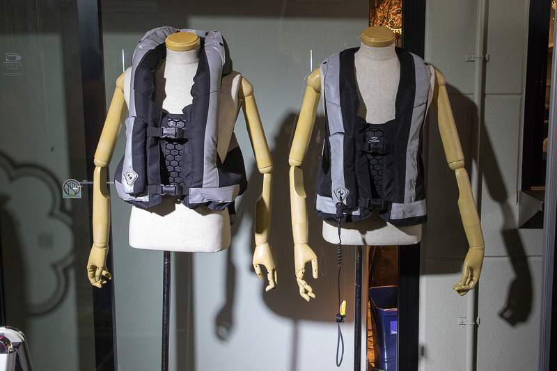 スライドに表示されたバイクに乗るときの注意項目。死亡事故は胸などを強打したことが原因になることが多いので、プロテクターの着用を呼びかけていた。最近は着ぶくれしない薄型のプロテクターも発売されている。また、転倒時の衝撃を吸収するベスト型の「着るエアバッグ」も発売されている