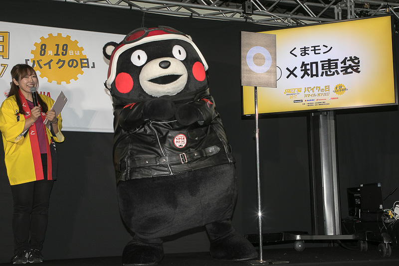 熊本県営業部長兼しあわせ部長のくまモンによるステージ。今回はホンダが発売していた原付レジャーモデル「モンキー・くまモンバージョン」のPRイラストと同じライダースジャケットを着用