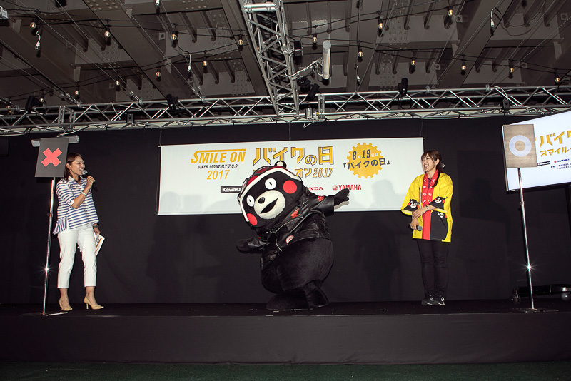 登場から大きく動き回って会場を沸かせたくまモン。ツーリングの目的地として熊本へぜひ、ということで、熊本の特徴や観光名所を紹介