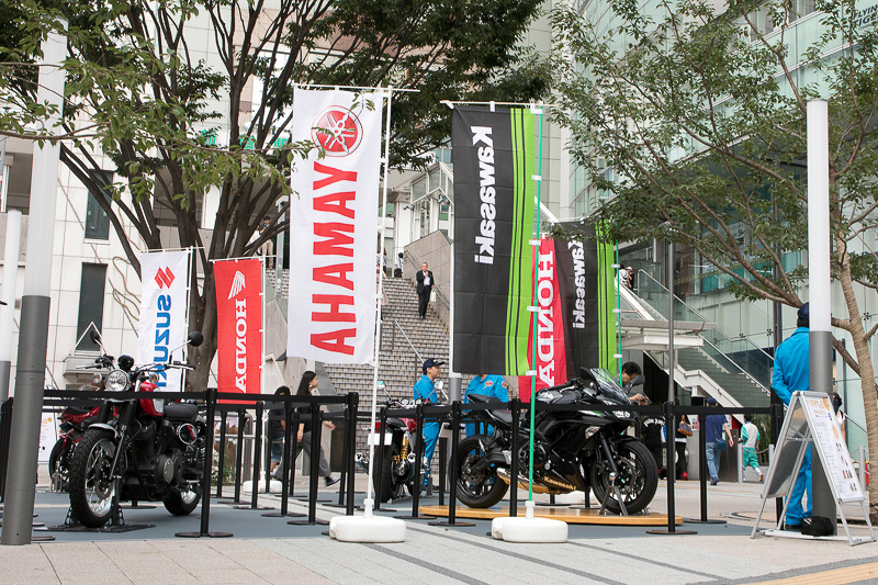 サナギ新宿の前にある新宿駅 東南口広場では国内バイクメーカー4社のバイクを展示