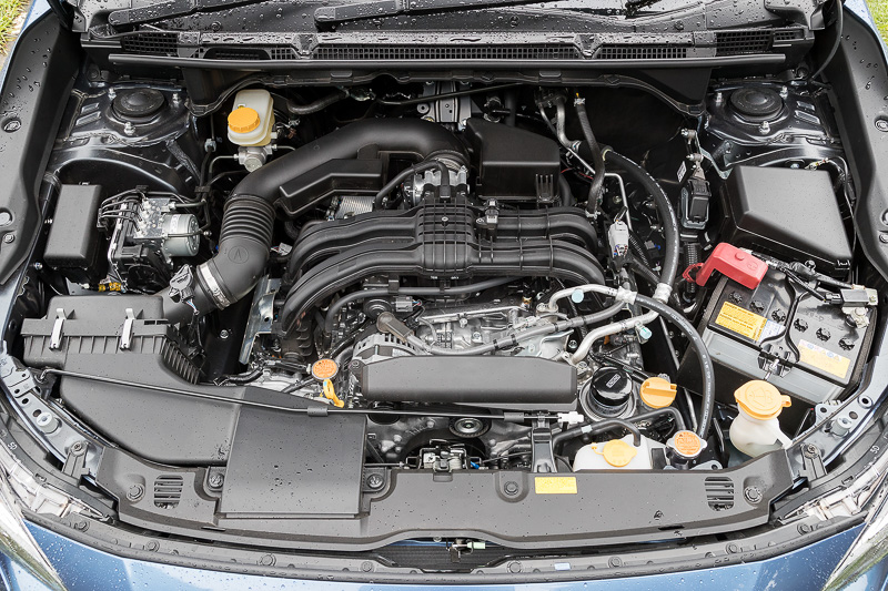 最高出力85kW（115PS）/6200rpm、最大トルク148Nm（15.1kgm）/3600rpmを発生する水平対向4気筒DOHC 1.6リッターエンジン（左）と、最高出力113kW（154PS）/6000rpm、最大トルク196Nm（20.0kgm）/4000rpmを発生する水平対向4気筒DOHC 2.0リッターエンジン（右）。どちらもトランスミッションにCVT（リニアトロニック）を組み合わせる。駆動方式は全車4WDのみ