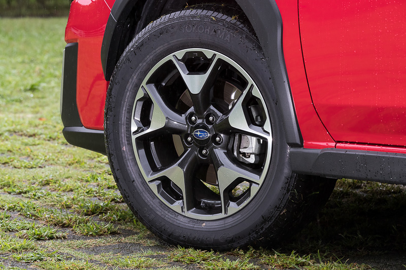 2.0i-L EyeSightのタイヤサイズとアルミホイールは1.6i-L EyeSightと同じ。2.0i-S EyeSightではタイヤサイズが225/55 R18と18インチアルミホイール（切削光輝）となり、デザインも異なる