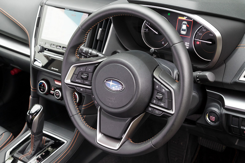 オレンジステッチ付きの本革巻ステアリングホイール