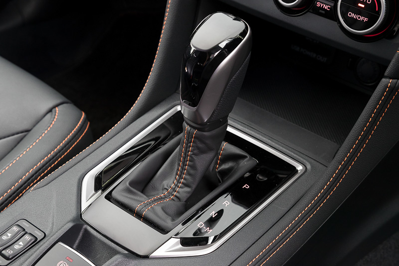 シフトブーツ（オレンジステッチ）付きの本革巻セレクトレバーが標準装備され、シフトパネルはピアノブラック調加飾となる