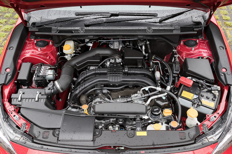 最高出力85kW（115PS）/6200rpm、最大トルク148Nm（15.1kgm）/3600rpmを発生する水平対向4気筒DOHC 1.6リッターエンジン（左）と、最高出力113kW（154PS）/6000rpm、最大トルク196Nm（20.0kgm）/4000rpmを発生する水平対向4気筒DOHC 2.0リッターエンジン（右）。どちらもトランスミッションにCVT（リニアトロニック）を組み合わせる。駆動方式は全車4WDのみ