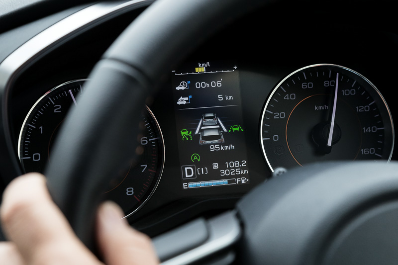 全車速追従機能付クルーズコントロールを設定すると、メーター中央のマルチインフォメーションディスプレイのアイコン表示がグリーンに変わり、前走車や車線を認識するとディスプレイに表示される。停車時など制御を行なっていないときのアイコンはホワイトの表示