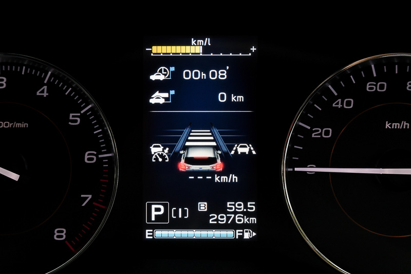 全車速追従機能付クルーズコントロールを設定すると、メーター中央のマルチインフォメーションディスプレイのアイコン表示がグリーンに変わり、前走車や車線を認識するとディスプレイに表示される。停車時など制御を行なっていないときのアイコンはホワイトの表示