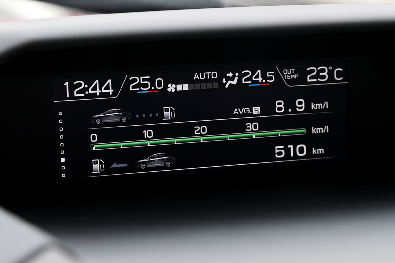 1.6i EyeSight以外のグレードに標準装備されるマルチファンクションディスプレイの表示例。ハンドル左側のINFOスイッチで表示を変えられる