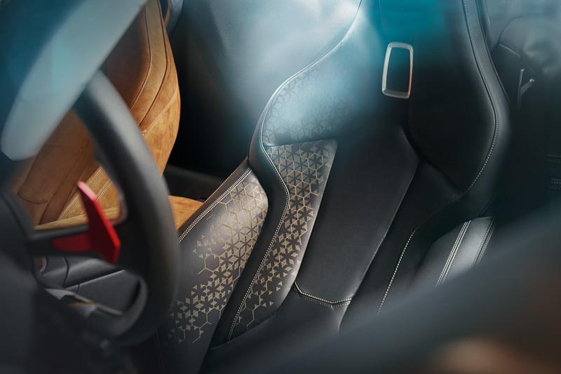 インテリアはドライバー席と助手席のカラーを分けている