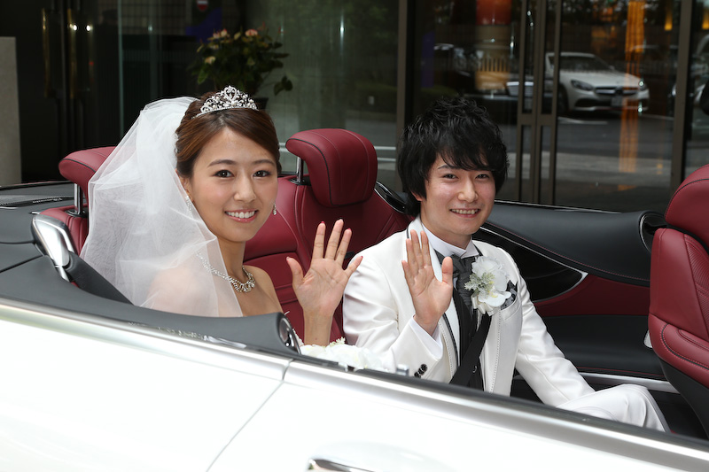 ブライダルフェアの最後には、挙式成約者がSクラス カブリオレとVクラスを用いた「ウエディング・パレード」を体験する様子も見学できた
