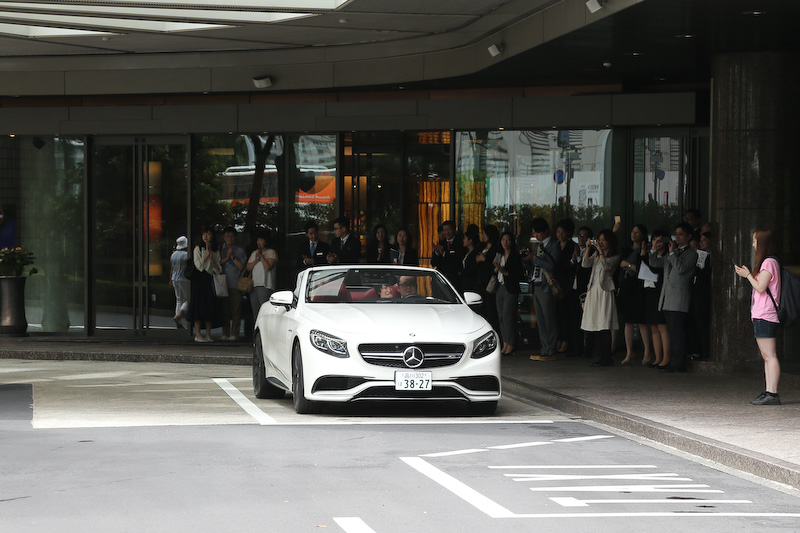 ブライダルフェアの最後には、挙式成約者がSクラス カブリオレとVクラスを用いた「ウエディング・パレード」を体験する様子も見学できた