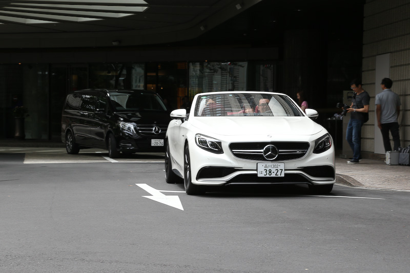 ブライダルフェアの最後には、挙式成約者がSクラス カブリオレとVクラスを用いた「ウエディング・パレード」を体験する様子も見学できた