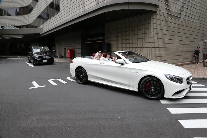 ブライダルフェアの最後には、挙式成約者がSクラス カブリオレとVクラスを用いた「ウエディング・パレード」を体験する様子も見学できた