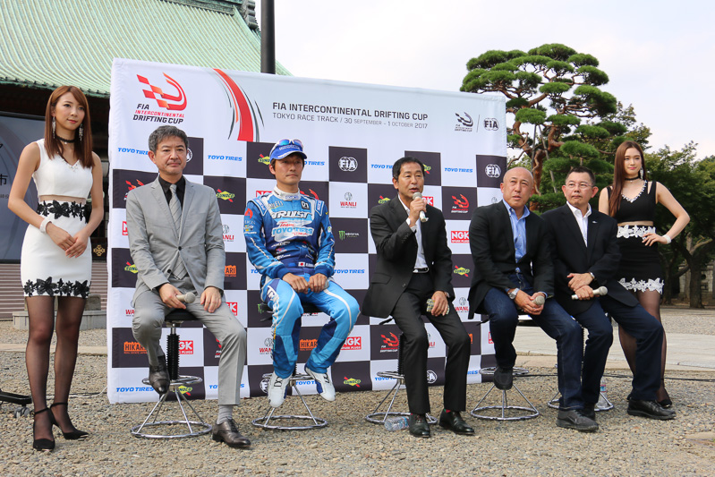 “ドリキン”こと土屋圭市氏などのゲストが参加したスペシャルトークの様子