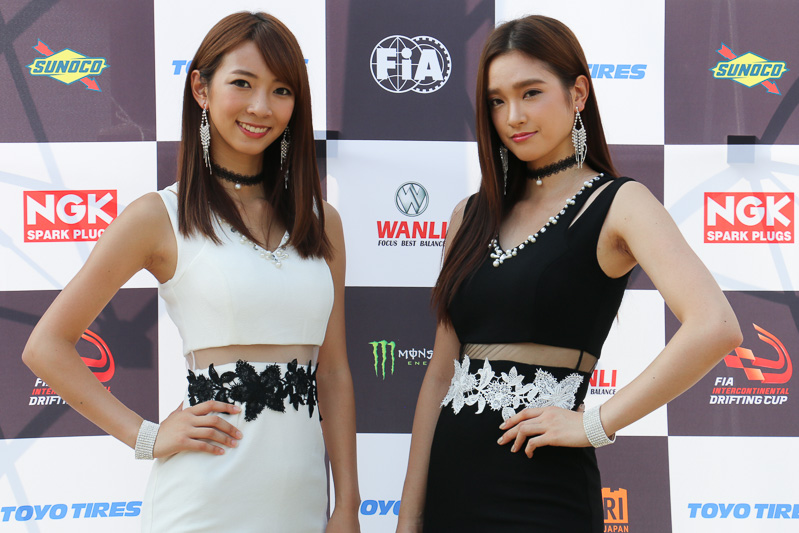 FIA Intercontinental Drifting Cupのイメージガールを務める鈴菜さん（左）と太田麻美さん（右）