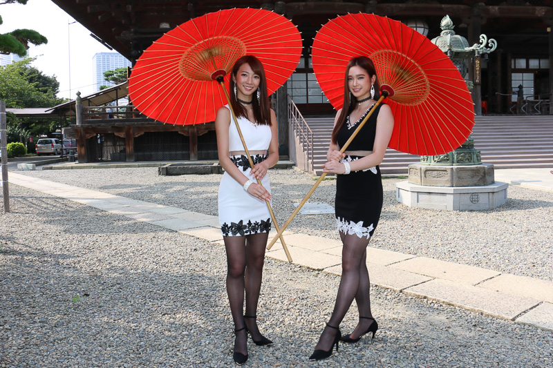 FIA Intercontinental Drifting Cupのイメージガールを務める鈴菜さん（左）と太田麻美さん（右）