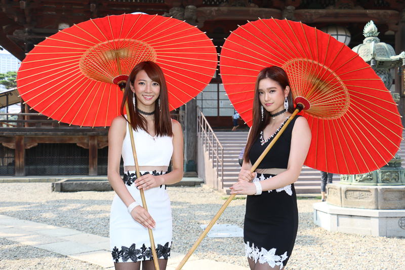 FIA Intercontinental Drifting Cupのイメージガールを務める鈴菜さん（左）と太田麻美さん（右）