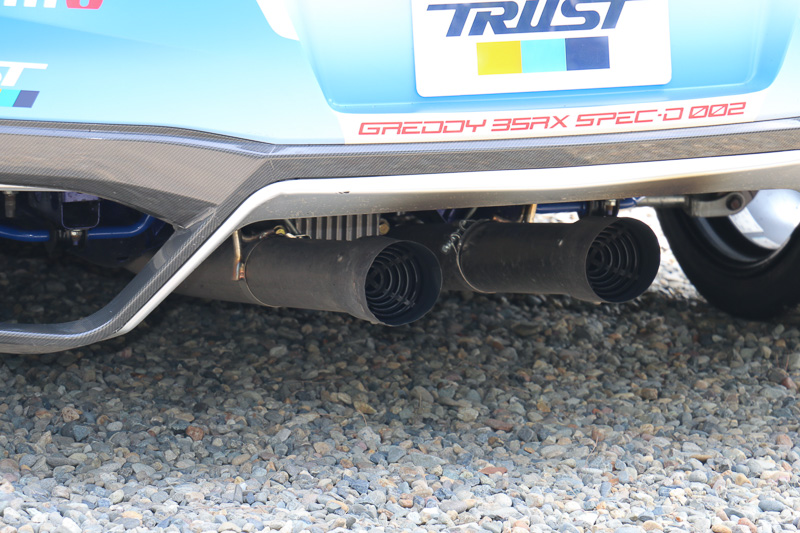 マフラーはセンター出しとなっている