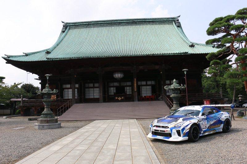 大本山 護国寺の本堂である観音堂の前で最新D1マシンが展示された