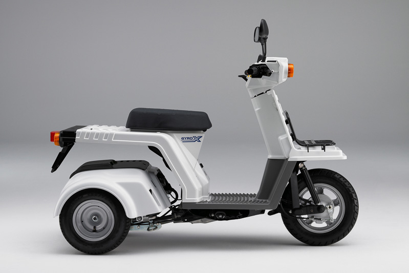 ジャイロX ベーシック。ジャイロXではボディカラーに「シャスタホワイト」「ファイティングレッド」の2色を設定