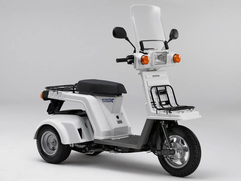 ジャイロX スタンダードは車体の前後にキャリアを装着し、ウインドシールドを備えている