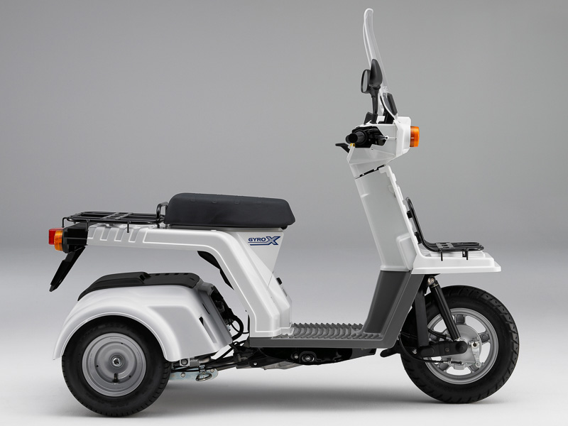 ジャイロX スタンダードは車体の前後にキャリアを装着し、ウインドシールドを備えている