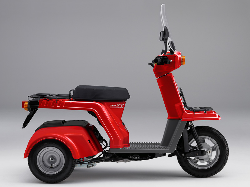 ジャイロX スタンダードは車体の前後にキャリアを装着し、ウインドシールドを備えている