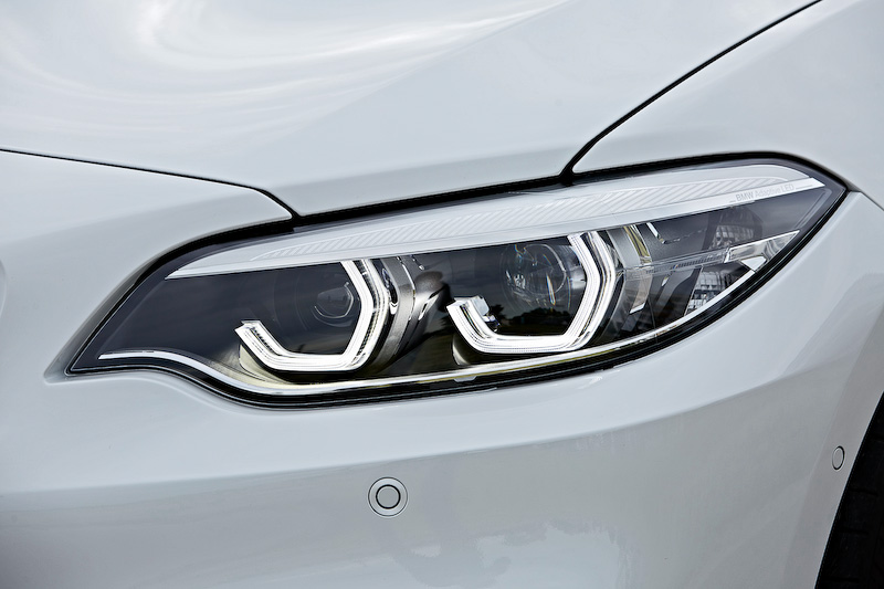 「220d カブリオレ」が搭載する直列4気筒2.0リッターディーゼルターボエンジンは、最高出力140kW（190PS）/4000rpm、最大トルク400Nm/1750-2500rpmを発生。0-100km/h加速は7.5秒とアナウンスされている