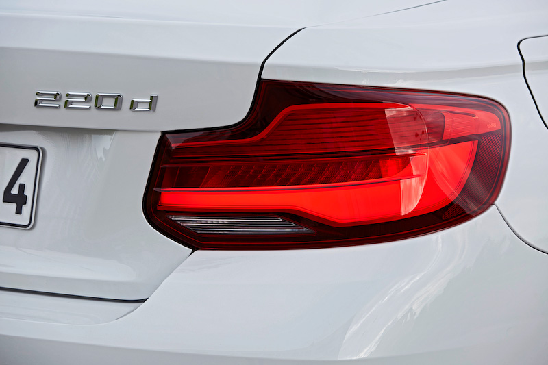 「220d カブリオレ」が搭載する直列4気筒2.0リッターディーゼルターボエンジンは、最高出力140kW（190PS）/4000rpm、最大トルク400Nm/1750-2500rpmを発生。0-100km/h加速は7.5秒とアナウンスされている