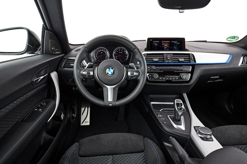 「M240i クーペ xDrive」のインテリア。メーターパネルやトリム、エアベントなどのデザインが新しくなった