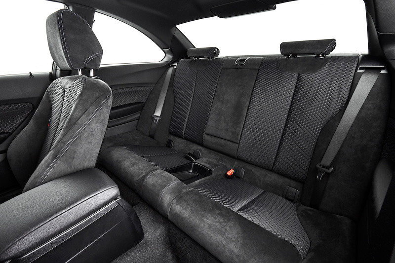 「M240i クーペ xDrive」のインテリア。メーターパネルやトリム、エアベントなどのデザインが新しくなった