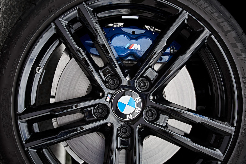 「M240i クーペ xDrive」が搭載する直列6気筒3.0リッターターボエンジンは最高出力250kW（340PS）/5500rpm、最大トルク500Nm/1520-4500rpmを発生。0-100km/h加速は4.4秒