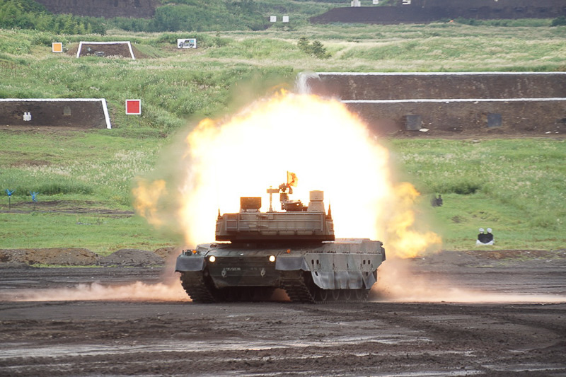 写真は2016年に行なわれた富士総合火力演習